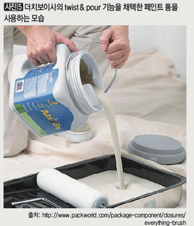 [사진5] 더치보이사의 twist&pour 기능을 채택한 페인트 통을 사용하는 모습