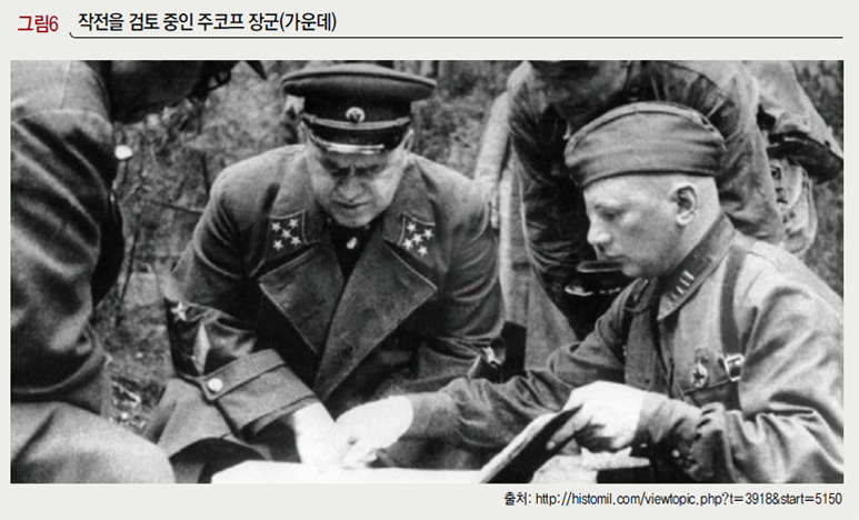 작전을 검토 중인 주코프 장군(가운데)