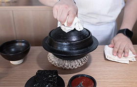 테이블 1개로 손님을 사로잡는 안국역 한식당
