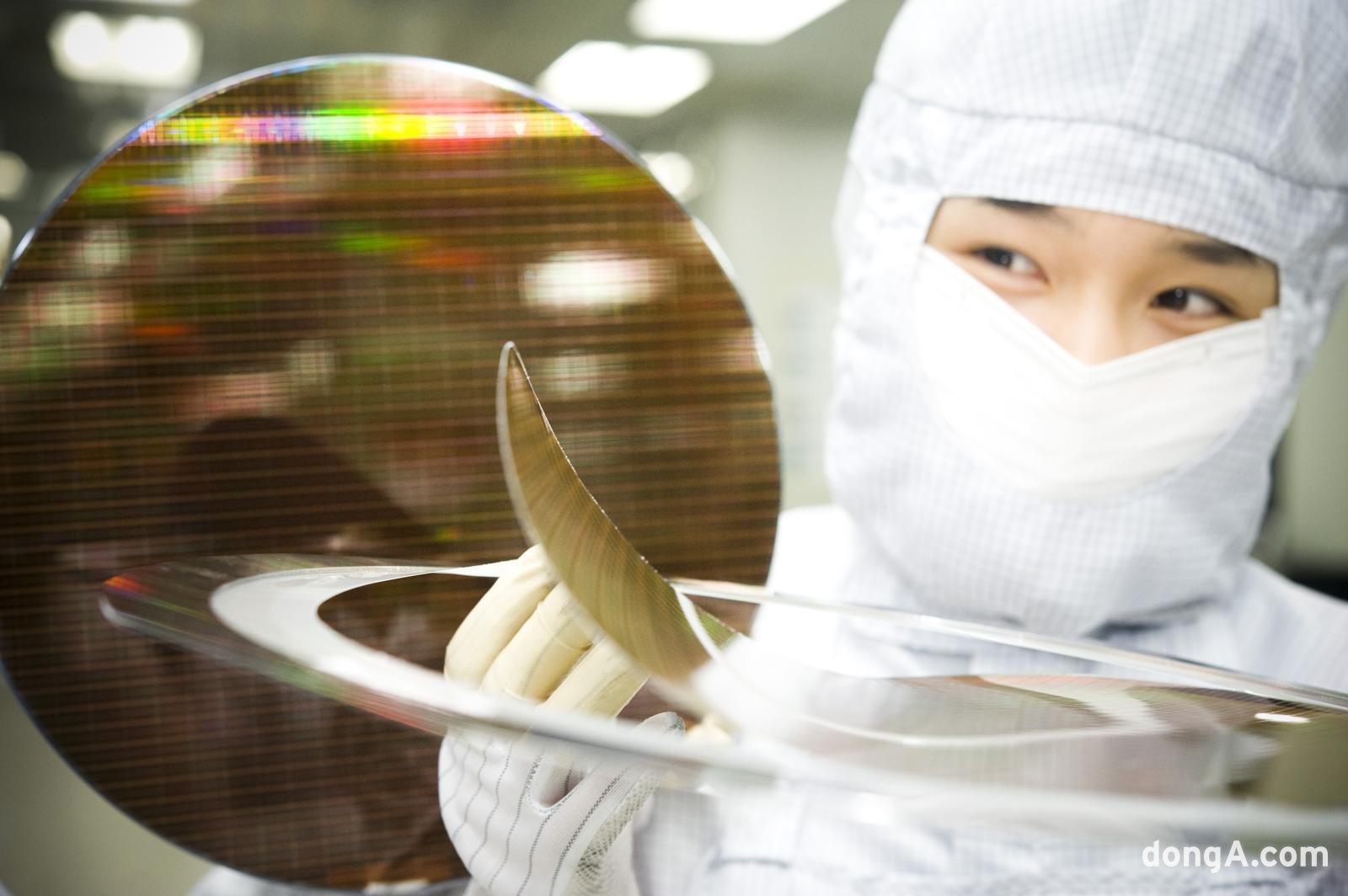 SK Hynix Launches World's First 6th-Gen HBM4 Production