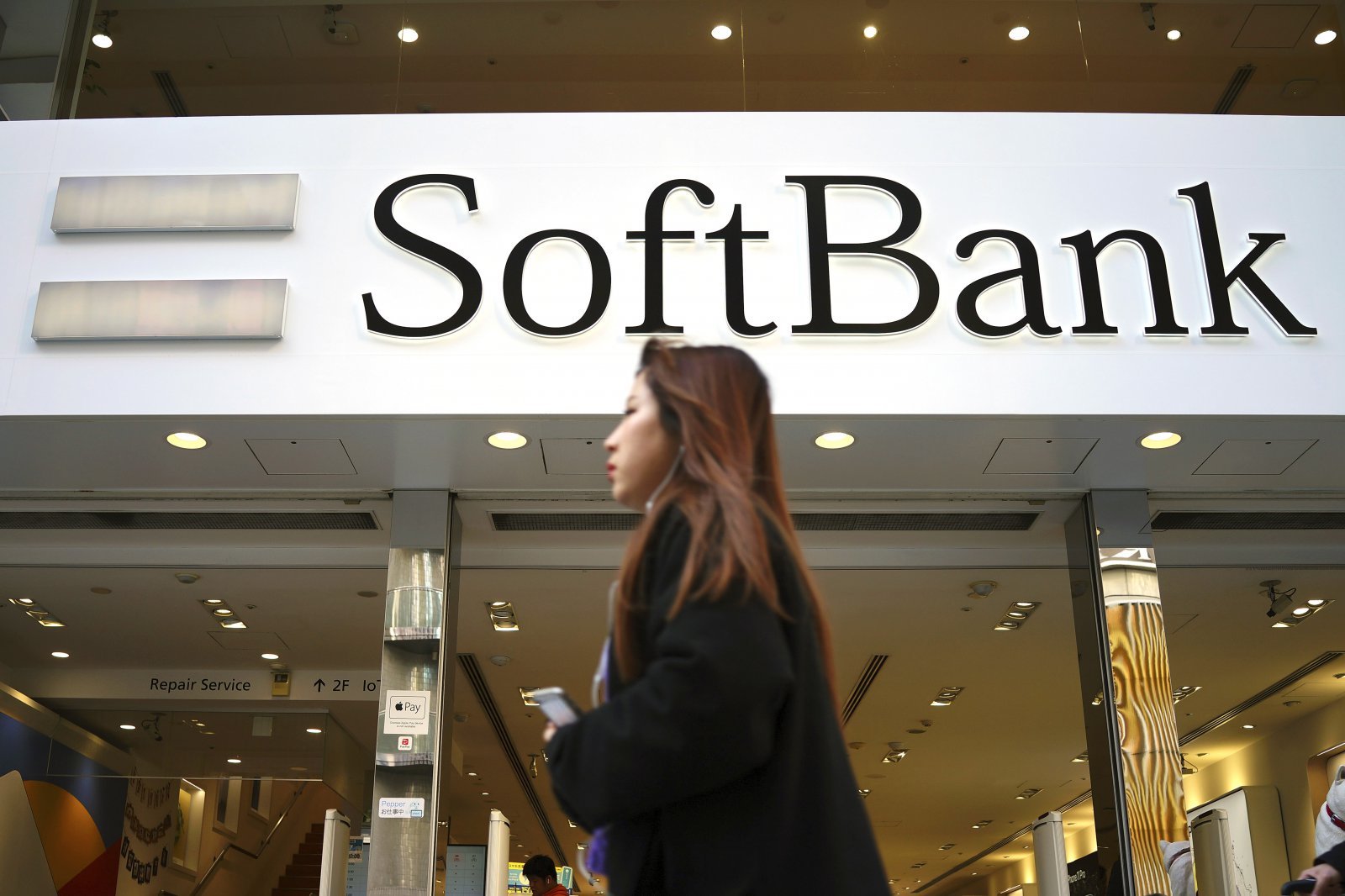 "Will Korea's SoftBank Emerge? Eased Regulations Eyed"
