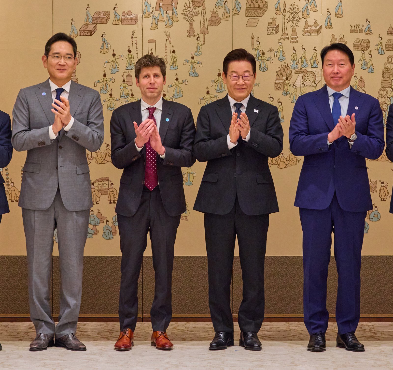 Samsung, SK Join 'Stargate'; Loosen Financial Regulations