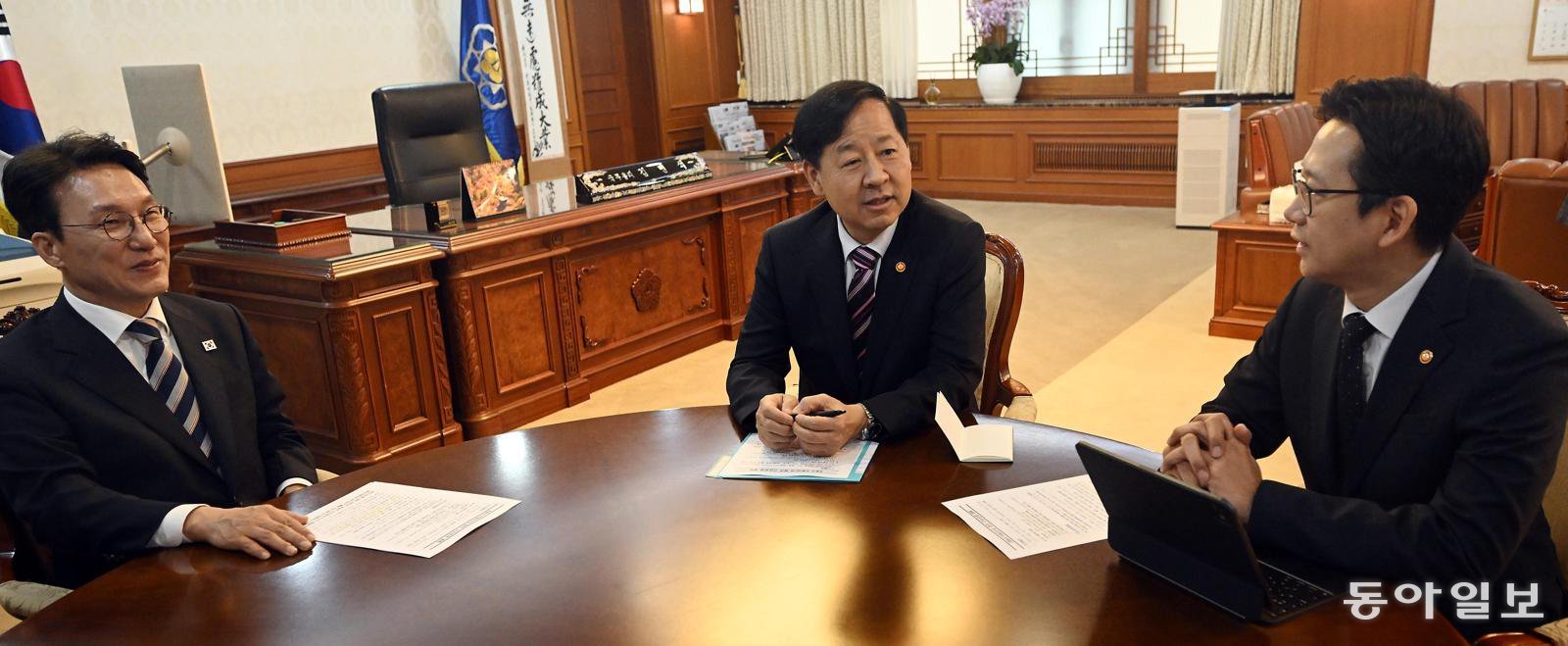 "Relaxed Rules May Boost Korean SoftBank Emergence"