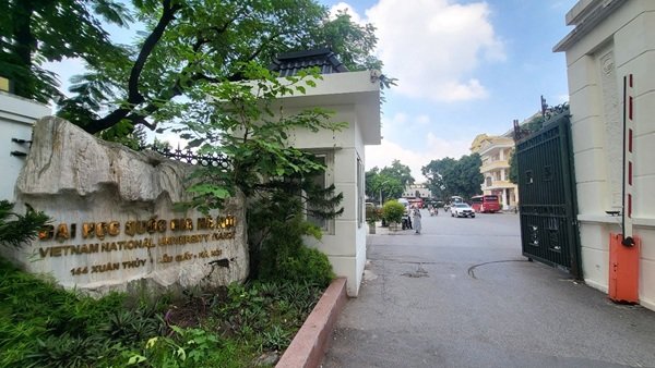 Lalatok Launches Offline Campaign Near Hanoi University