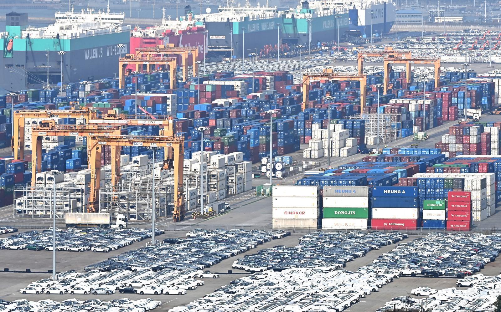 Major Firms Report Earnings: APR, Palantir Highlighted