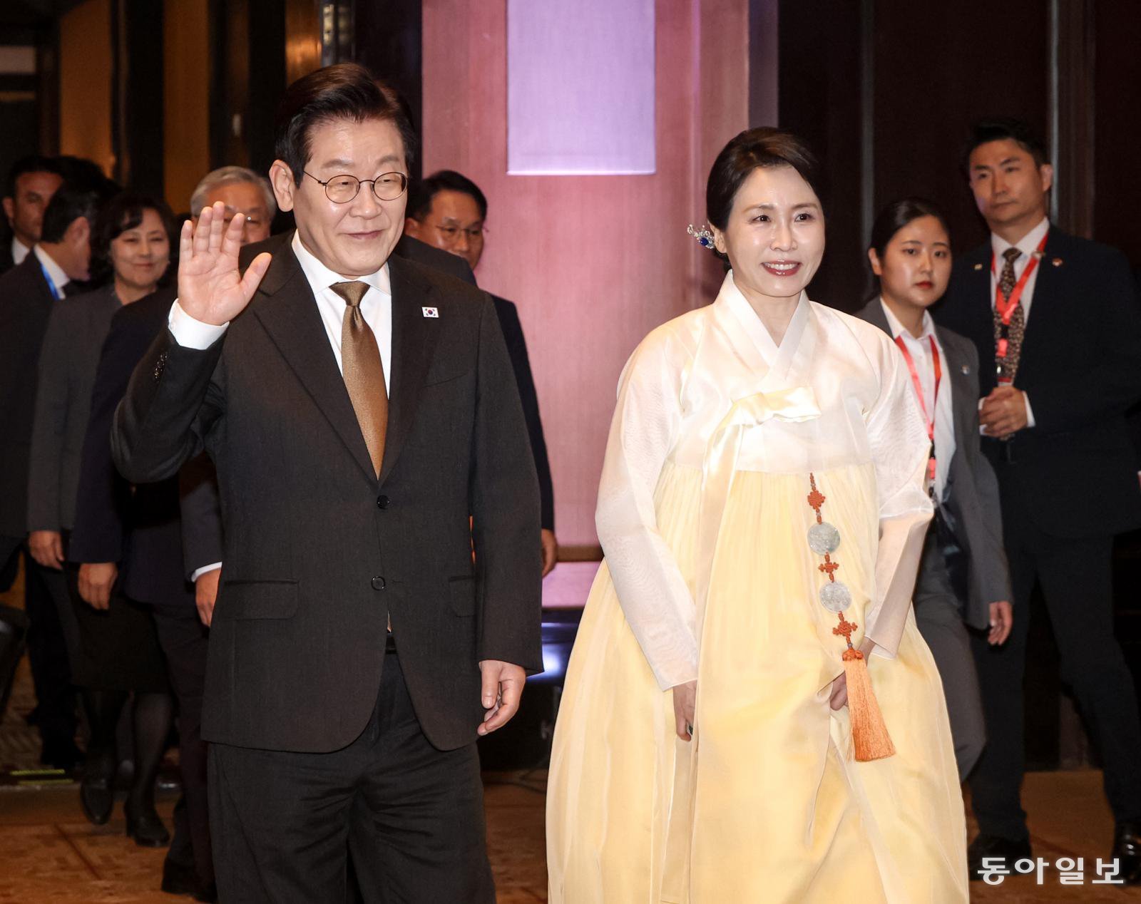 李대통령, 이집트 동포 만나 “직항로 없다니…교정해야” [청계천 옆 사진관]