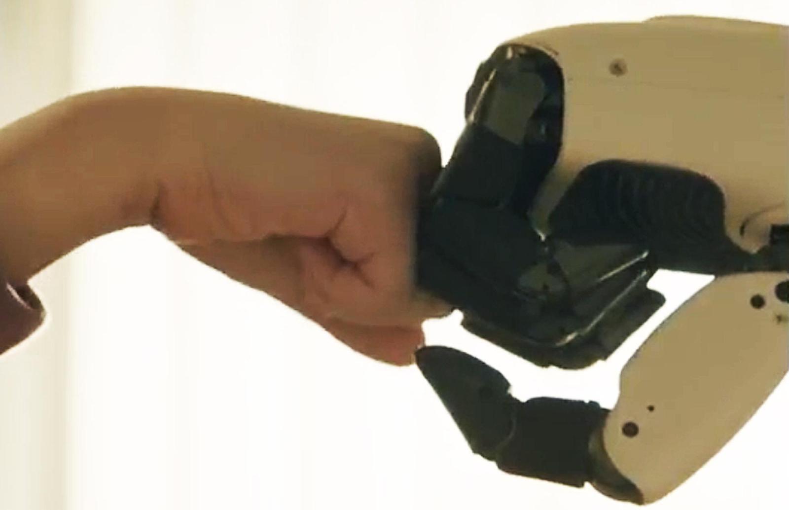 LG, 양팔-다섯 손가락 달린 ‘홈로봇’ CES서 첫선