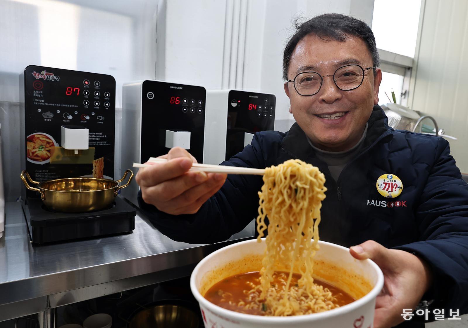 Instant Noodle Robot Dominates 95% of Unmanned Stores