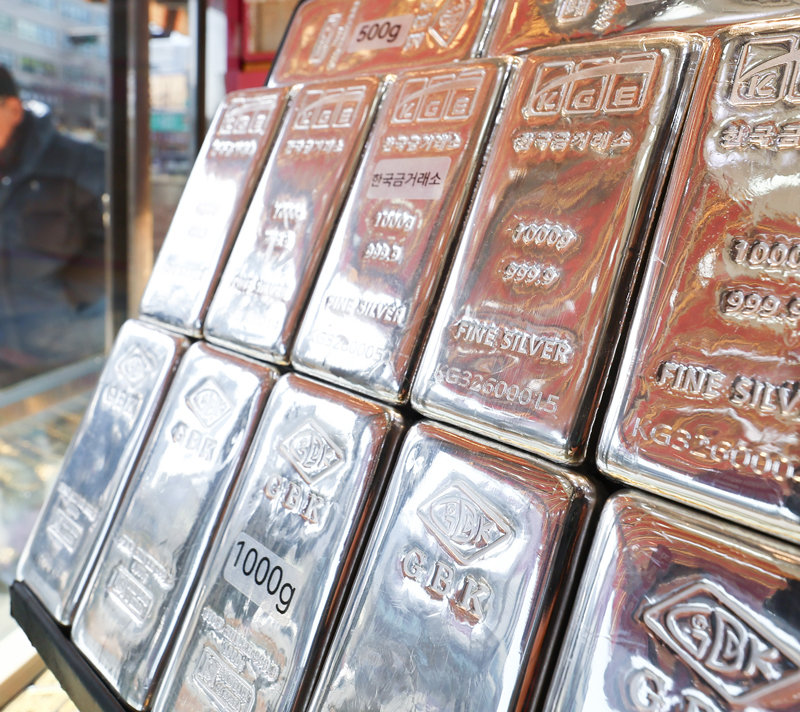 Gold Near $5,000, Silver Tops $100 in Record Run