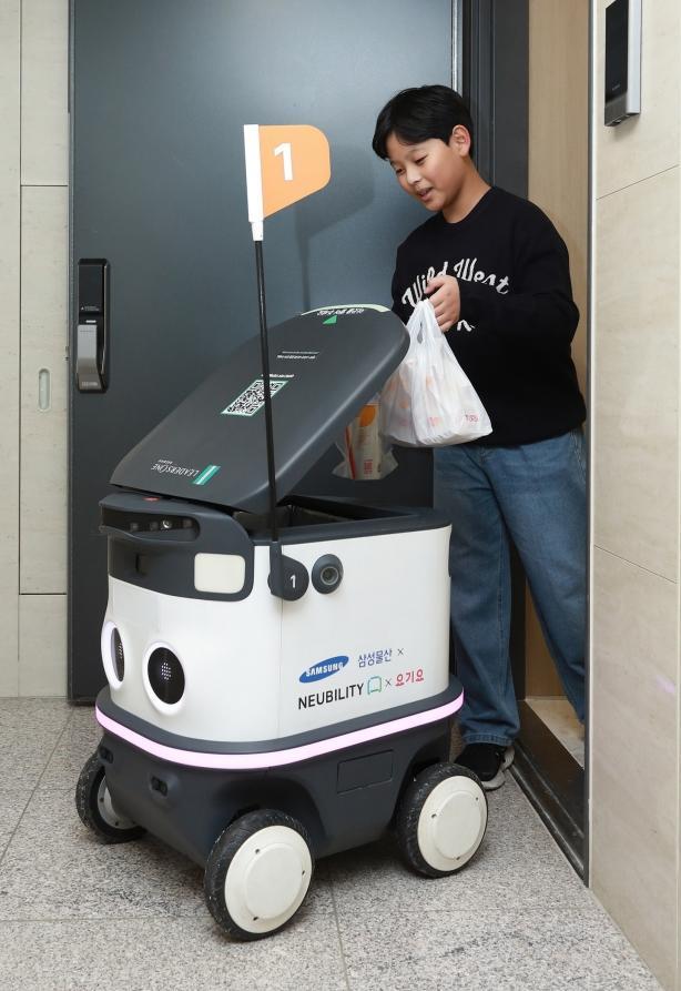 Food Delivery Robot Travels 1.2km to Apartment