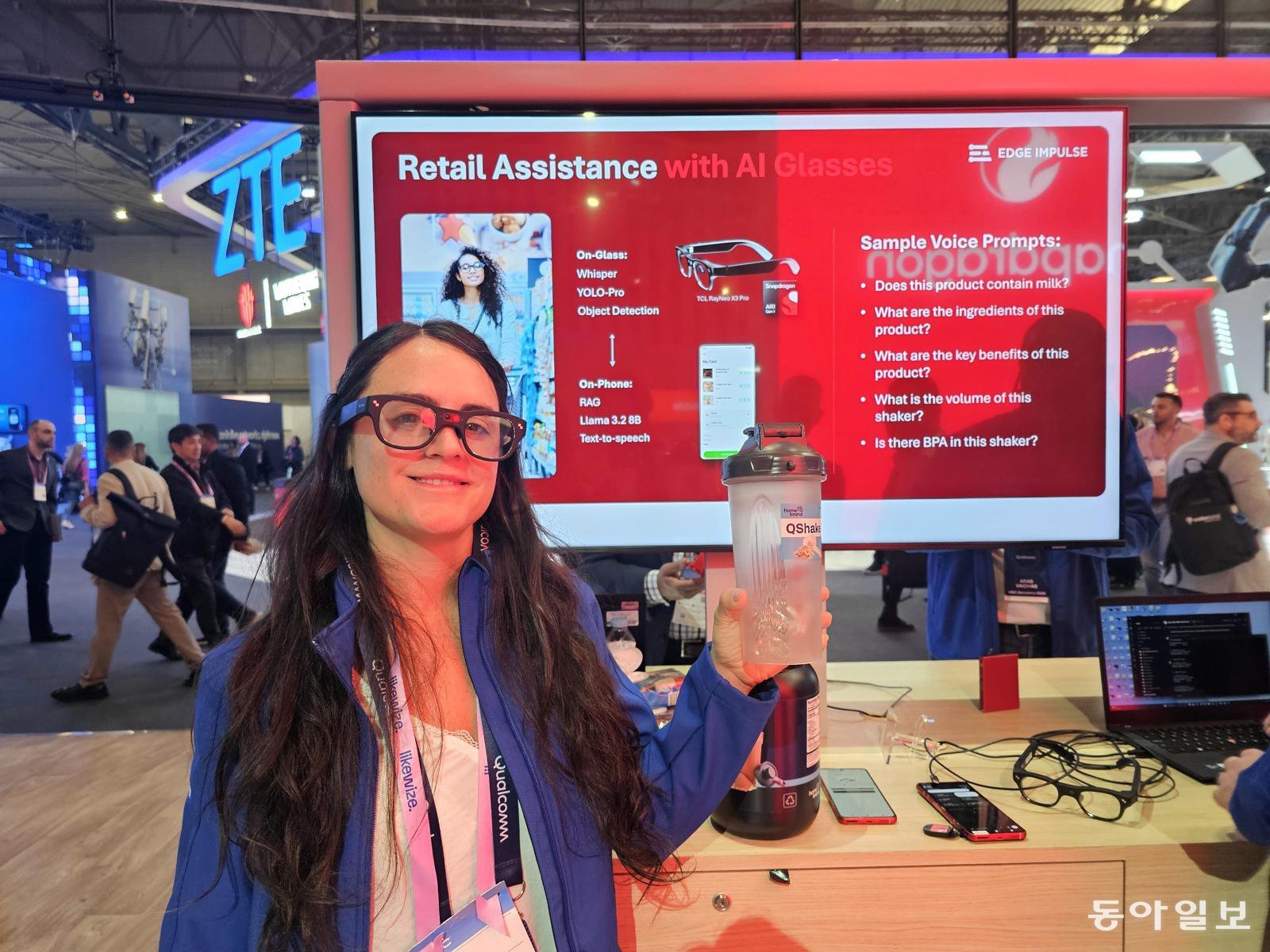 AI Glasses Answer, Robot Phone Tracks Users for Photos
