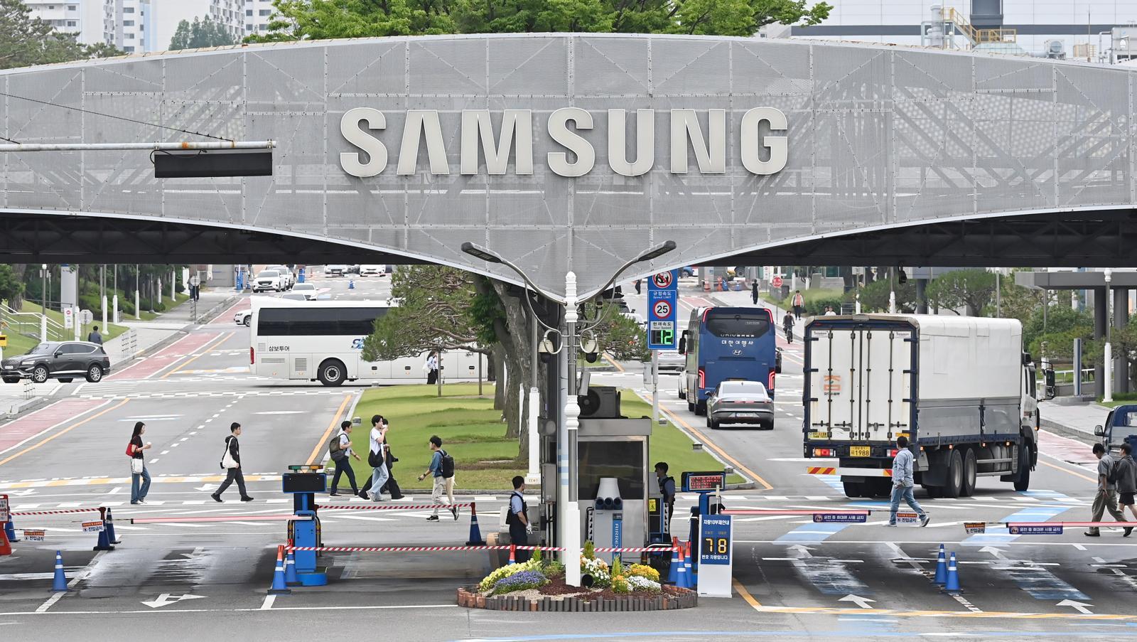 Samsung Mulls Gwangju Chip Plant, SK Hynix Eyes Jeonnam