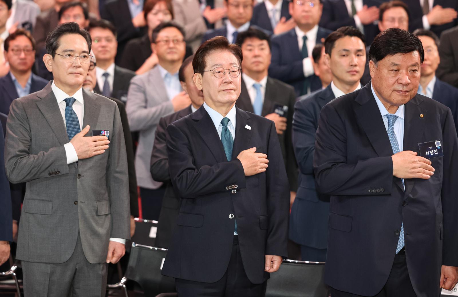 Samsung, SK to Invest KRW 392 Trillion