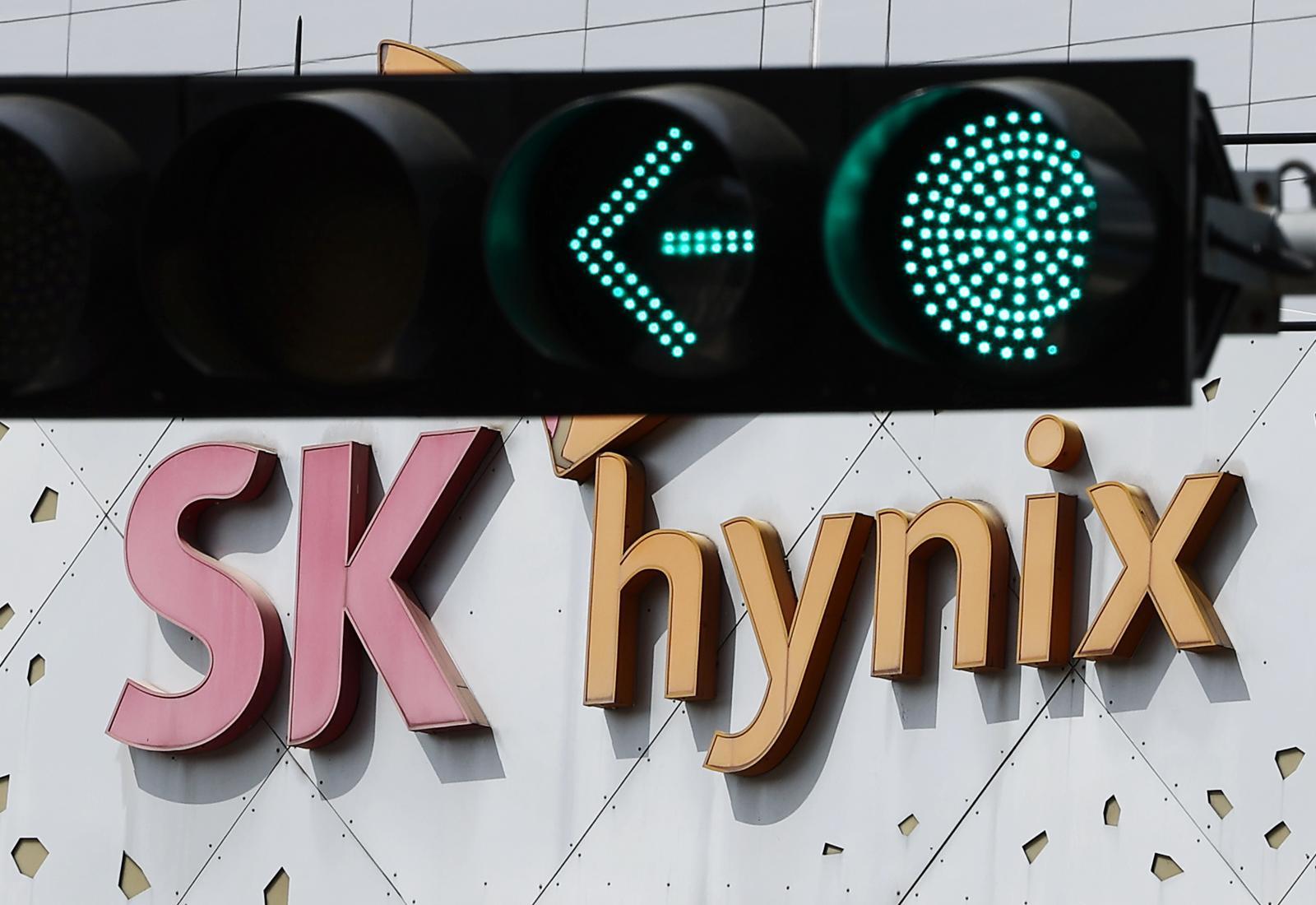 SK하이닉스 美 상장 흥행조짐…UBS “美 ADR 사고 韓 주식 매도해야”