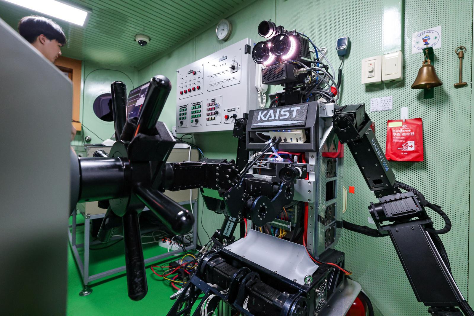 Navy, KAIST Unveil Robotic Helmsman System