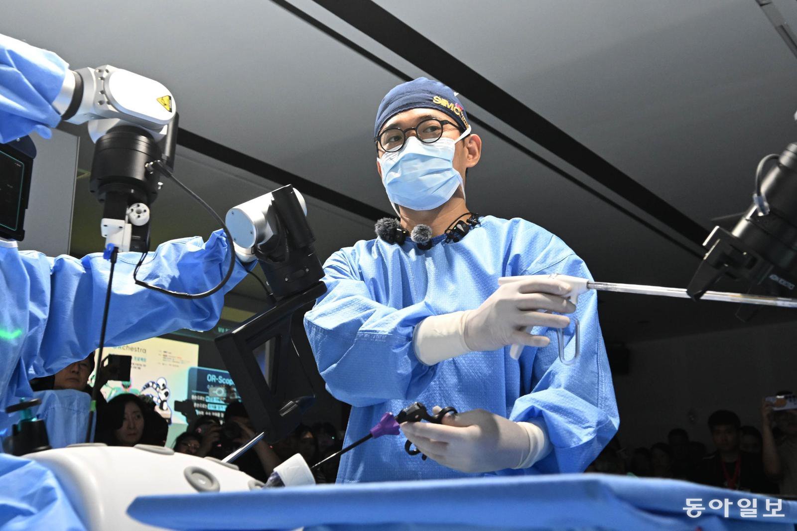 Humanoid Robot Assists Surgeon With Endoscope Control